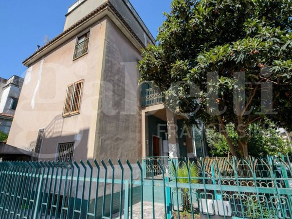 casa indipendente in vendita a Napoli in zona San Carlo all'Arena