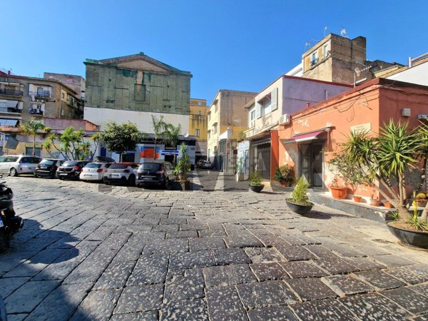 locale commerciale in vendita a Napoli in zona Pendino / San Giuseppe