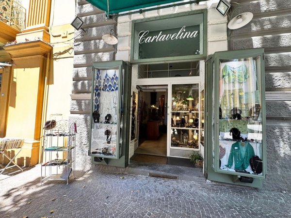 locale commerciale in vendita a Napoli in zona Vomero