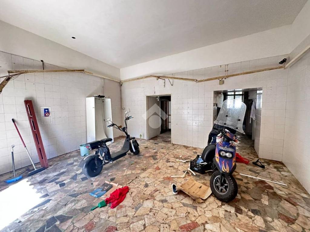 negozio in vendita a Napoli in zona Secondigliano