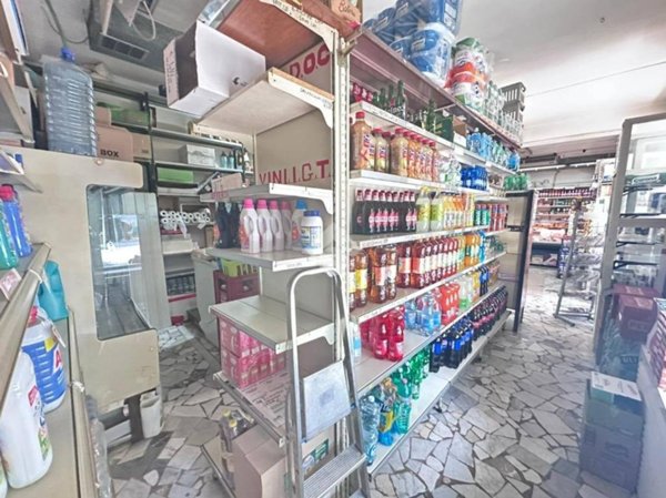 negozio in vendita a Napoli in zona Secondigliano