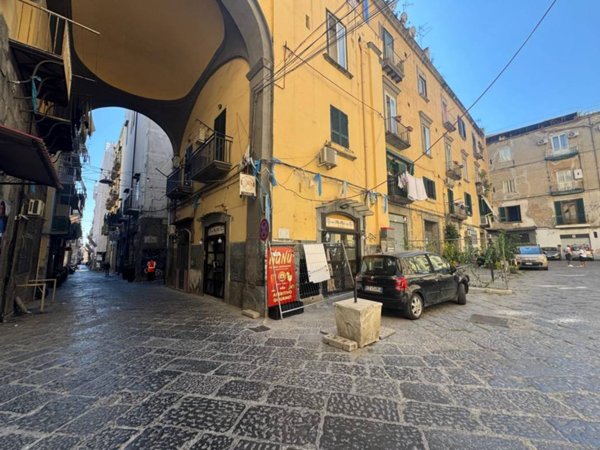 locale commerciale in vendita a Napoli in zona Pendino / San Giuseppe