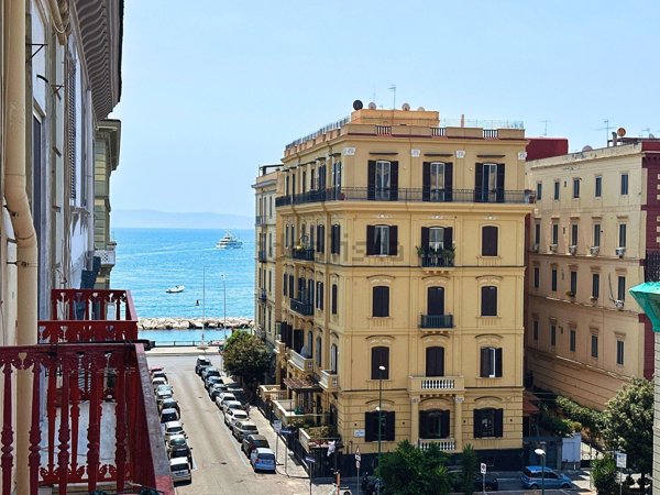 appartamento in vendita a Napoli in zona Chiaia