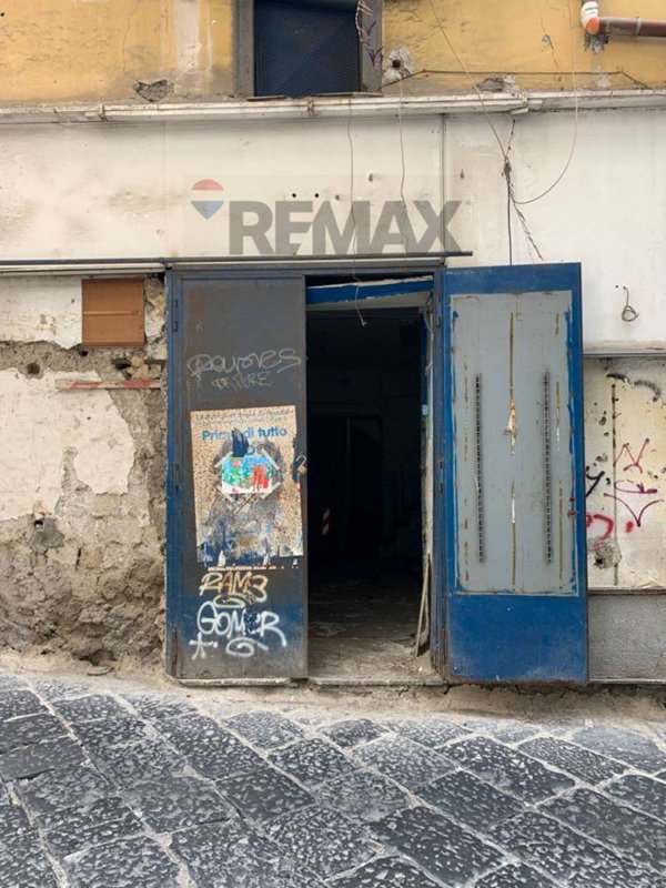 locale commerciale in vendita a Napoli in zona Avvocata
