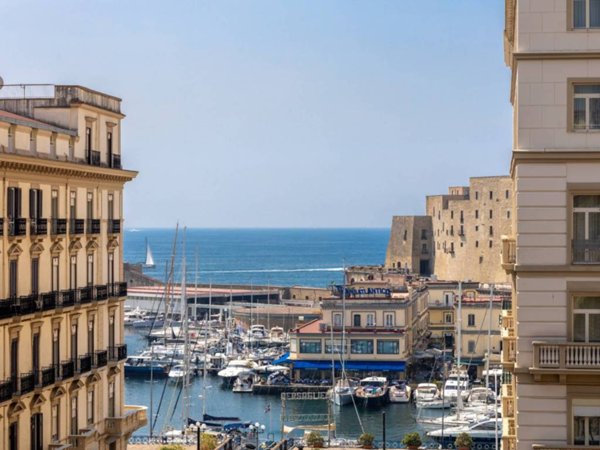appartamento in vendita a Napoli in zona Chiaia