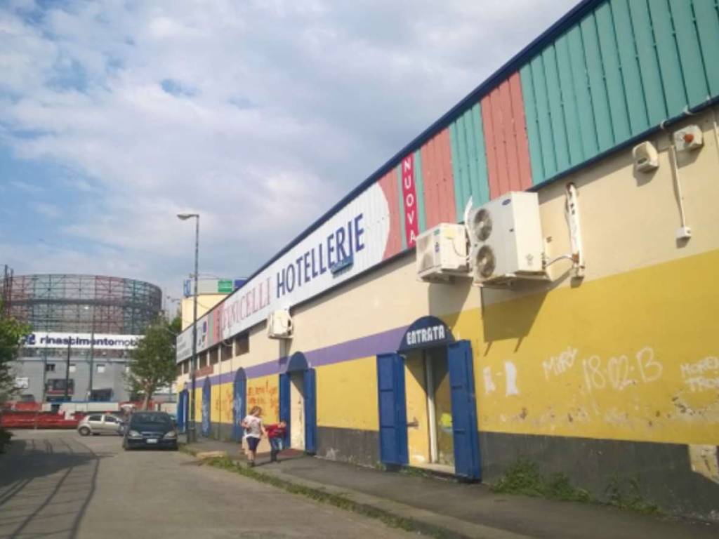negozio in vendita a Napoli in zona Zona Industriale-Ferrovia