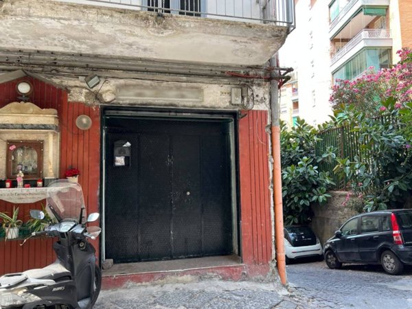 negozio in vendita a Napoli in zona San Carlo all'Arena