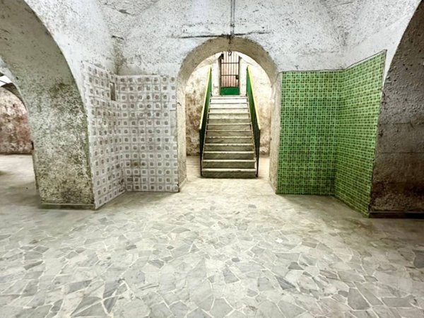 negozio in vendita a Napoli in zona Stella
