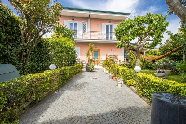casa indipendente in vendita a Napoli in zona Camaldoli