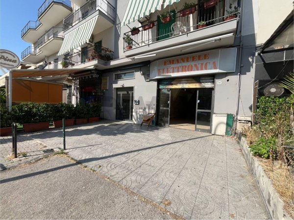 locale commerciale in vendita a Napoli in zona Barra