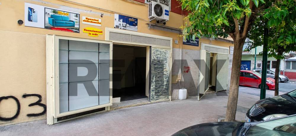 locale commerciale in vendita a Napoli in zona Secondigliano