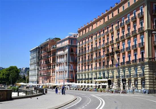 negozio in vendita a Napoli in zona Chiaia