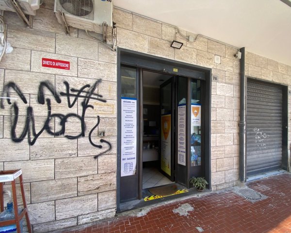 locale commerciale in vendita a Napoli in zona Vomero