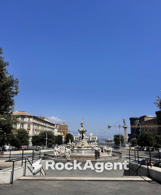 negozio in vendita a Napoli in zona Porto