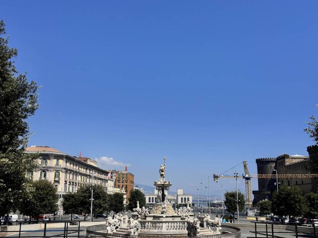 negozio in vendita a Napoli in zona Porto