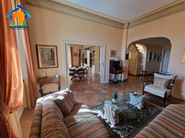 appartamento in vendita a Napoli in zona Chiaia