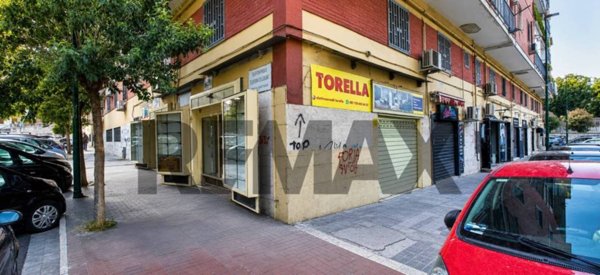 negozio in vendita a Napoli in zona Secondigliano