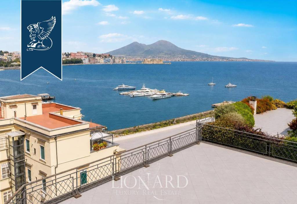 appartamento in vendita a Napoli in zona Chiaia