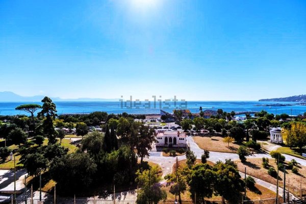 appartamento in vendita a Napoli in zona Chiaia