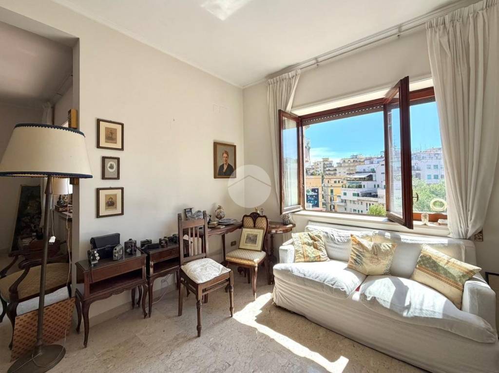 appartamento in vendita a Napoli in zona Chiaia