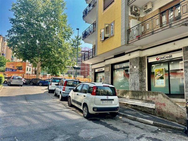 negozio in vendita a Napoli in zona Vomero
