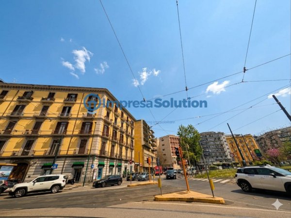 locale commerciale in vendita a Napoli in zona Vicaria