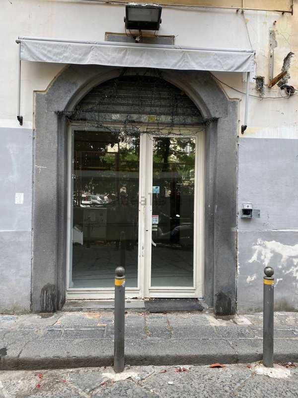 locale commerciale in vendita a Napoli in zona Chiaia