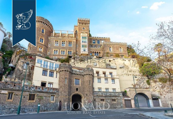 appartamento in vendita a Napoli in zona Chiaia