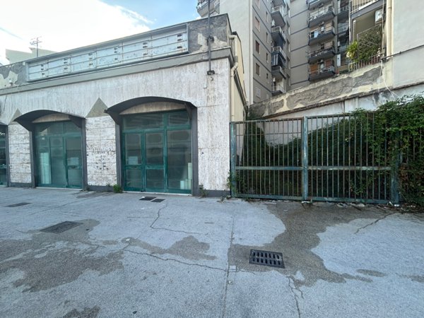 locale commerciale in vendita a Napoli in zona Poggioreale