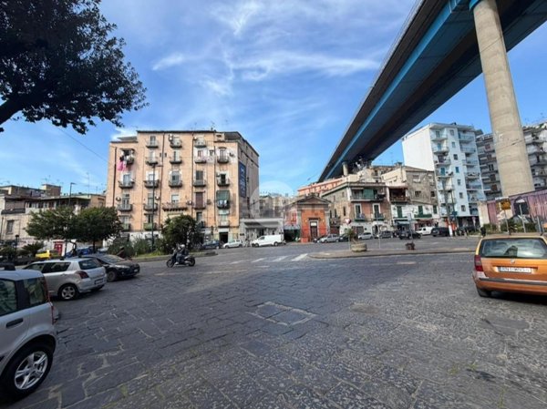appartamento in vendita a Napoli in zona San Carlo all'Arena