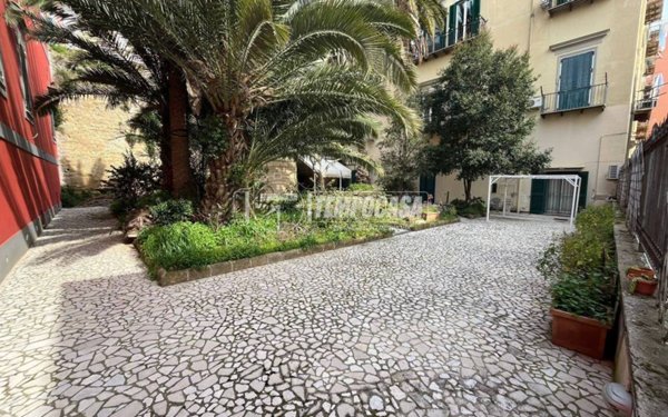 appartamento in vendita a Napoli in zona Chiaia