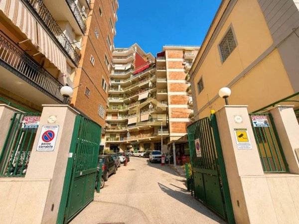 appartamento in vendita a Napoli in zona Stella