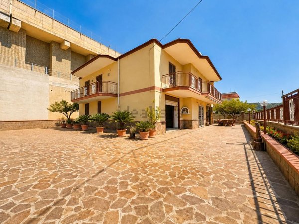 casa indipendente in vendita a Napoli in zona Bagnoli