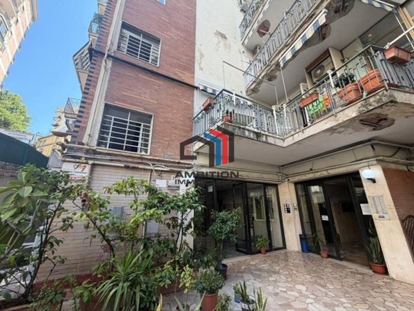 ufficio in vendita a Napoli in zona San Carlo all'Arena
