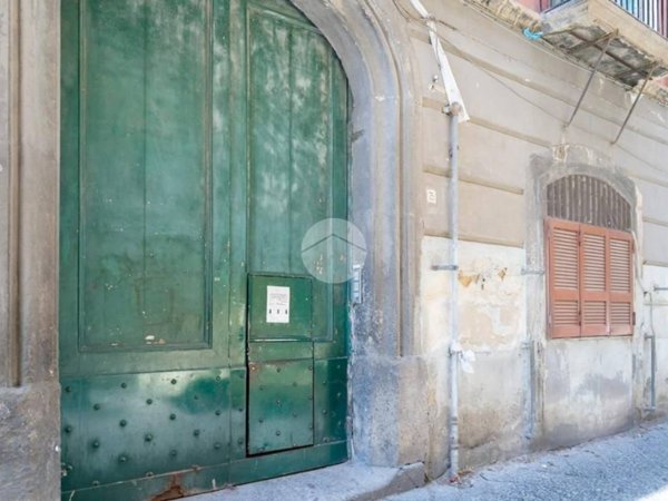 appartamento in vendita a Napoli in zona San Carlo all'Arena