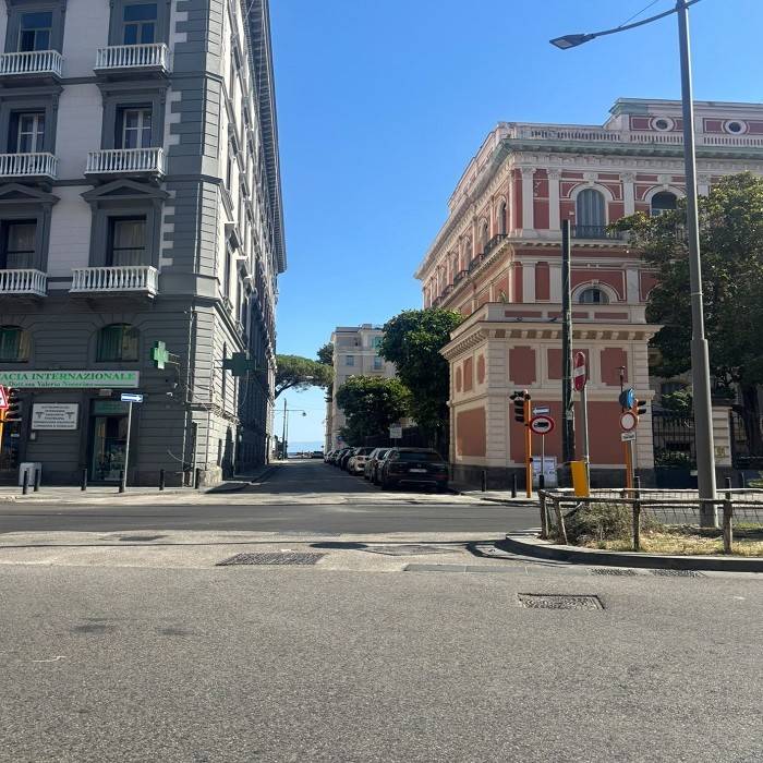 appartamento in vendita a Napoli in zona Chiaia