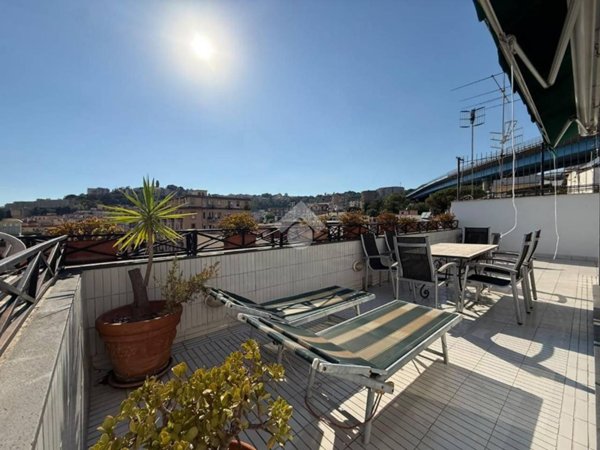 casa indipendente in vendita a Napoli in zona San Carlo all'Arena