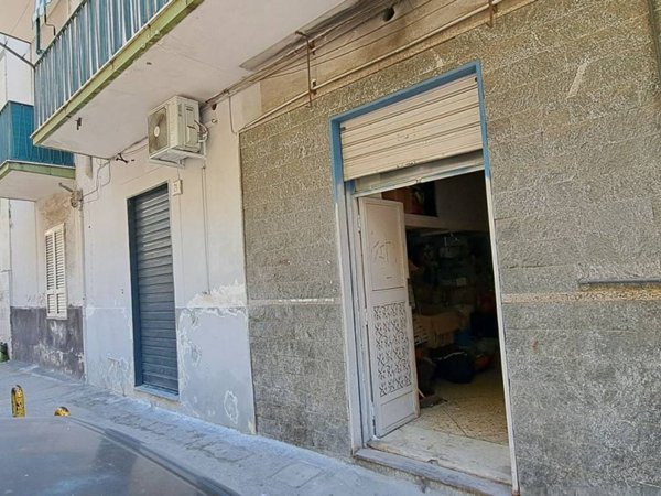 negozio in vendita a Napoli in zona Secondigliano