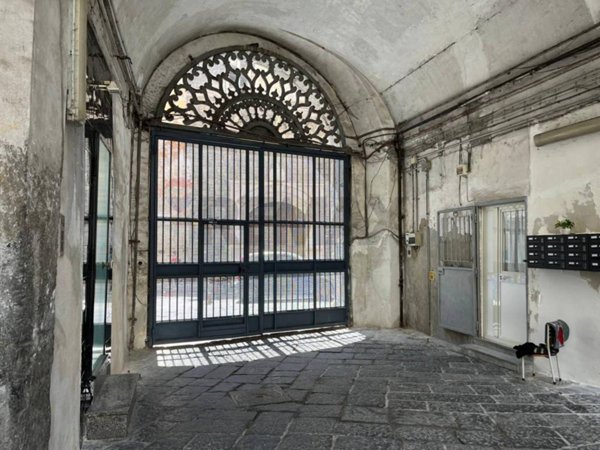 locale commerciale in vendita a Napoli in zona Centro Antico