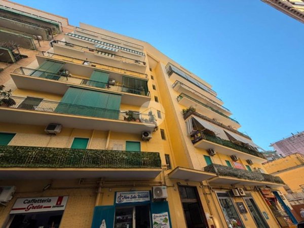 appartamento in vendita a Napoli in zona San Carlo all'Arena