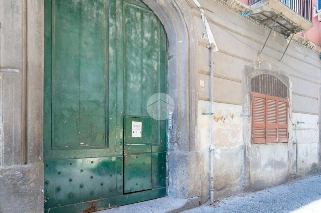 appartamento in vendita a Napoli in zona San Carlo all'Arena