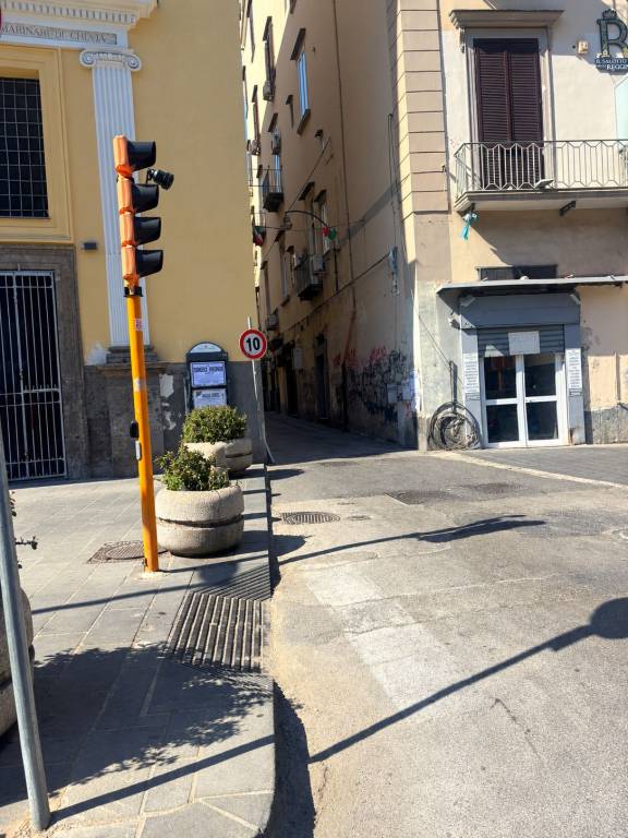 appartamento in vendita a Napoli in zona Chiaia