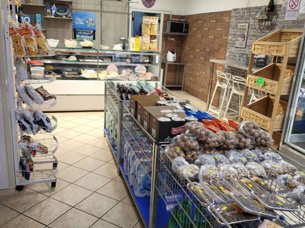 locale commerciale in vendita a Napoli in zona Capodichino