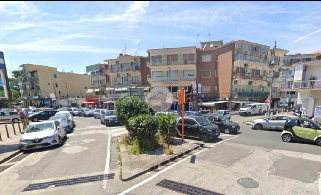 box auto in vendita a Napoli in zona Fuorigrotta