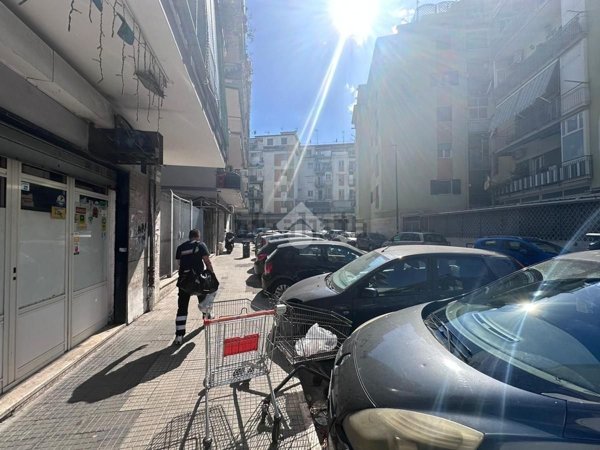 locale commerciale in vendita a Napoli in zona Secondigliano