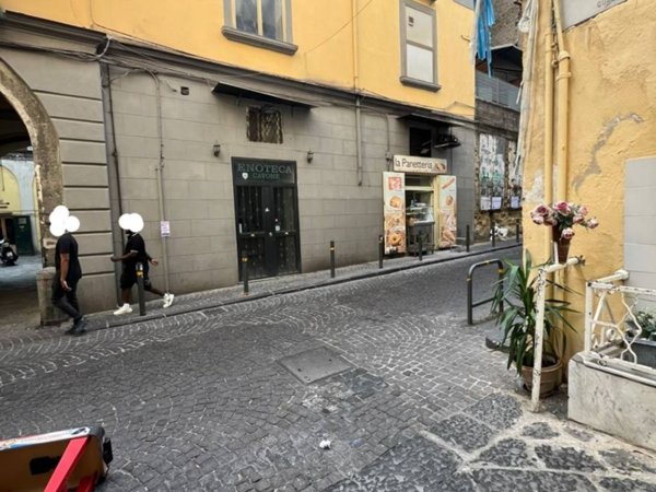 negozio in vendita a Napoli in zona Avvocata