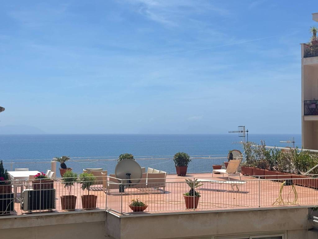 appartamento in vendita a Napoli in zona Posillipo