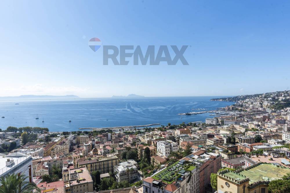 appartamento in vendita a Napoli in zona Chiaia
