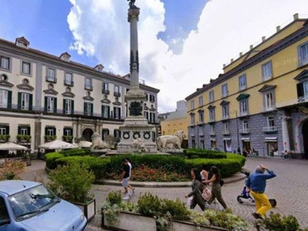 appartamento in vendita a Napoli in zona Chiaia