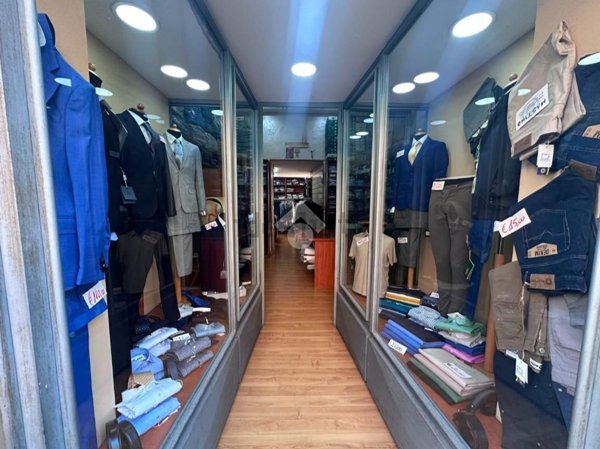 locale commerciale in vendita a Napoli in zona Secondigliano